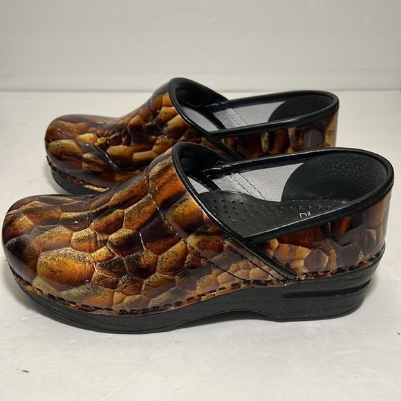 Dansko Leather Abstract Reptile Clogs Size 37 US Size 6.5 - 7 wearable art - Picture 4 of 12